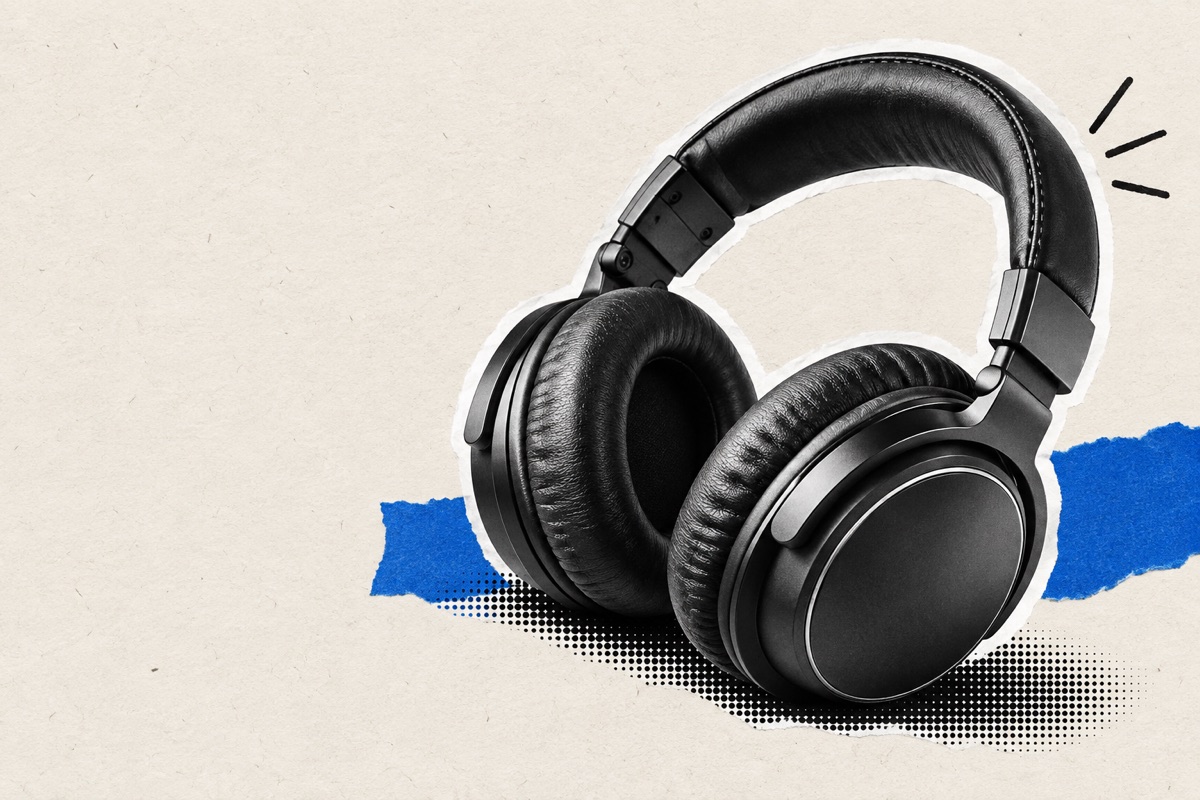 Auriculares de estudio sobre un collage editorial