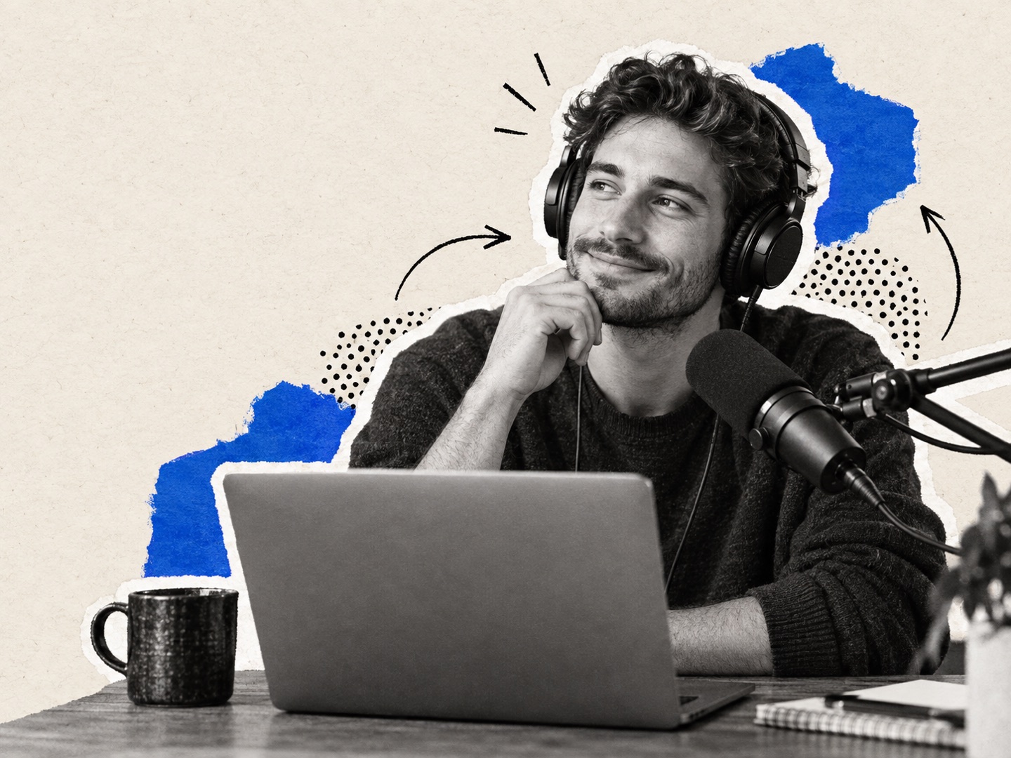 Creador preparando un podcast con ordenador, micrófono y auriculares